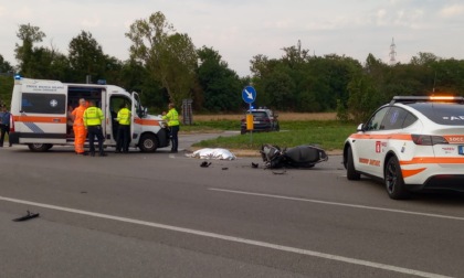 Incidente con un'auto sulla Sp13: morto un motociclista
