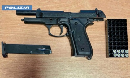 Viaggiava in treno con una pistola (copia fedele di una d'ordinanza), denunciato un 21enne