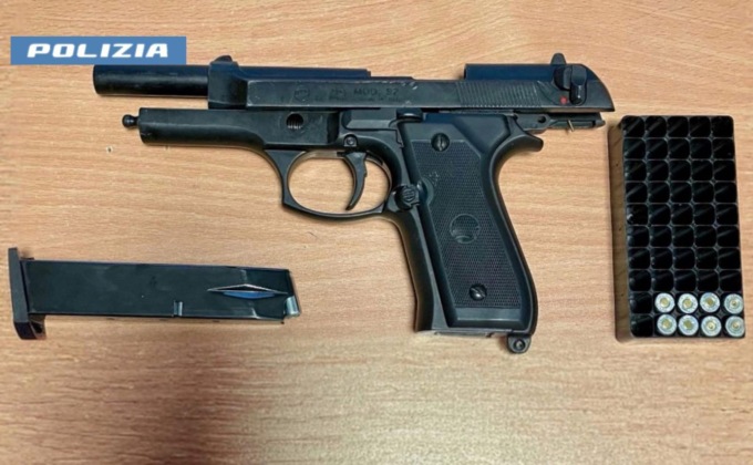 Viaggiava in treno con una pistola (copia fedele di una d’ordinanza), denunciato un 21enne