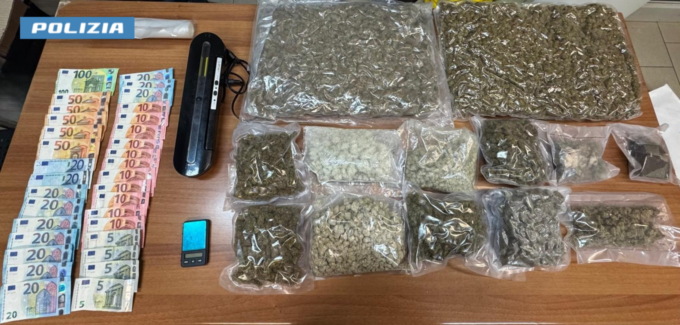 Senza documenti fa entrare in casa gli agenti: l’odore lo tradisce, pusher arrestato