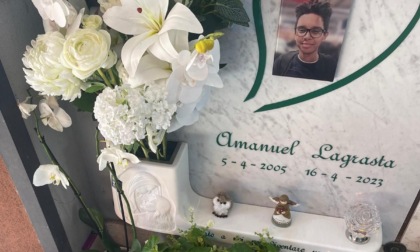 Ladri al cimitero rubano le statuine in ricordo del figlio, l'appello della mamma: "Restituitele"