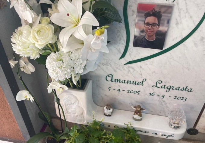 Ladri al cimitero rubano le statuine in ricordo del figlio, l’appello della mamma: “Restituitele”