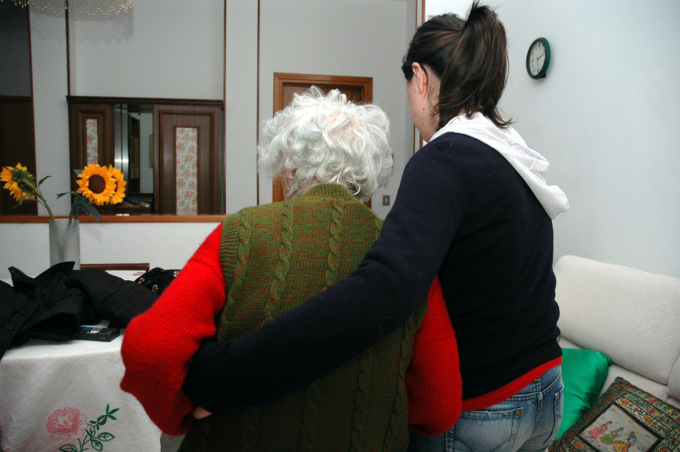 Il tempo è  un dono prezioso: la Caritas cerca volontari per fare compagnia agli anziani
