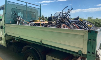 Rimosse decine di biciclette abbandonate nelle strade