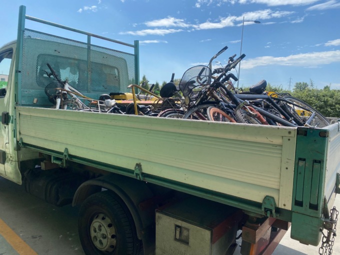 Rimosse decine di biciclette abbandonate nelle strade