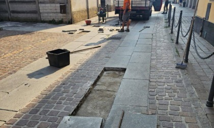 Lavori in corso in centro storico: sostituto il fondo ammalorato