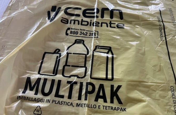 Rifiuti in strada, l’Amministrazione: “Ritirateli o sarete multati”