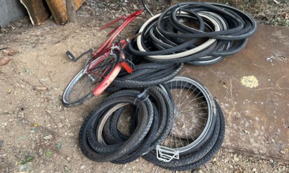 "Officina" abusiva per biciclette in strada: scatta lo sgombero
