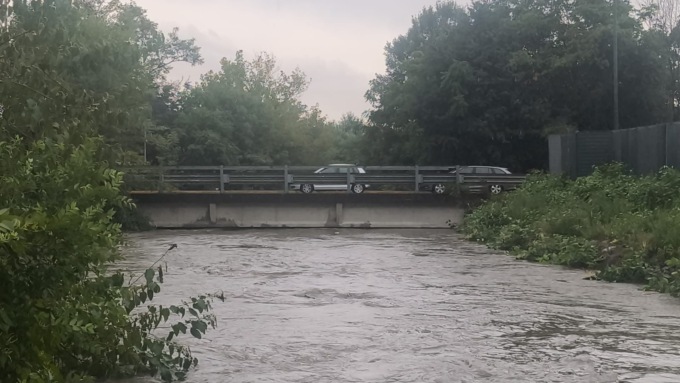Maltempo, sale pericolosamente il livello del Lambro: lambisce il ponte