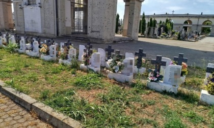 Cimitero senza posto, famiglie costrette a tenersi le urne in casa