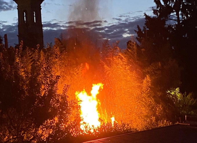 Danno fuoco al giardino di una villetta: “Servono nuove telecamere”