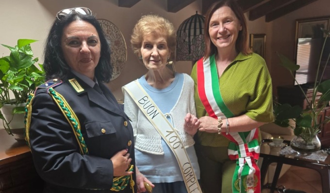 Cesira compie 100 anni: festa con sindaco, famiglia, amici e vicini di casa