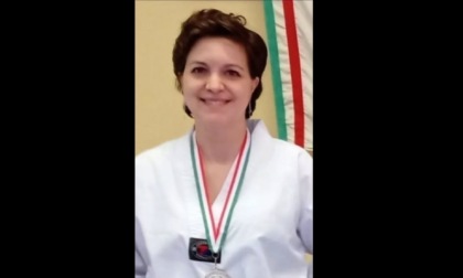 Addio a una giovane mamma con la passione per le arti marziali: lascia due figlie