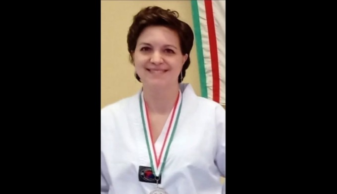 Addio a una giovane mamma con la passione per le arti marziali: lascia due figlie