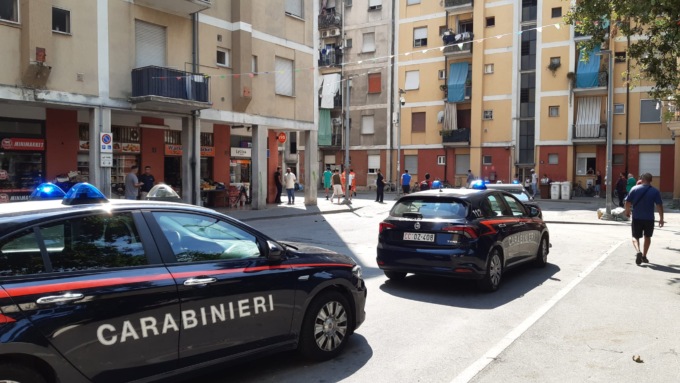 Lite violenta in piazza, arrivano i Carabinieri in forze