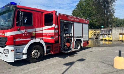 Fiamme alla piattaforma ecologica: a fuoco un cassone della plastica