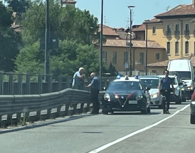 Carabinieri e soccorritori lungo l’Adda, si cerca un corpo in acqua. Arriva anche l’elicottero