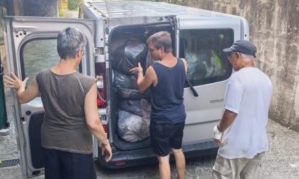 Un furgone di vestiti donati alla Caritas di Pioltello