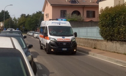 Scontro tra un'auto e una moto, momenti di spavento a Trezzano
