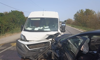 Scontro frontale tra due auto sulla Rivoltana