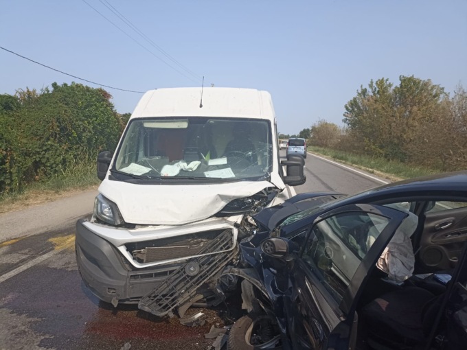 Scontro frontale tra due auto sulla Rivoltana