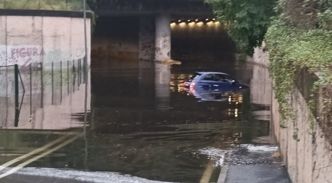 Tunnel allagato dopo il temporale: auto intrappolata nell’acqua