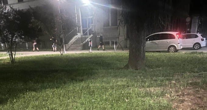 Schiamazzi, musica ad alto volume e calci a pali e cestini: tre denunciati