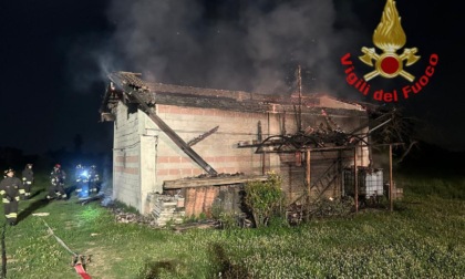 Incendio in un casolare: intervento dei Vigili del fuoco