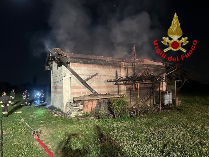 Incendio in un casolare: intervento dei Vigili del fuoco
