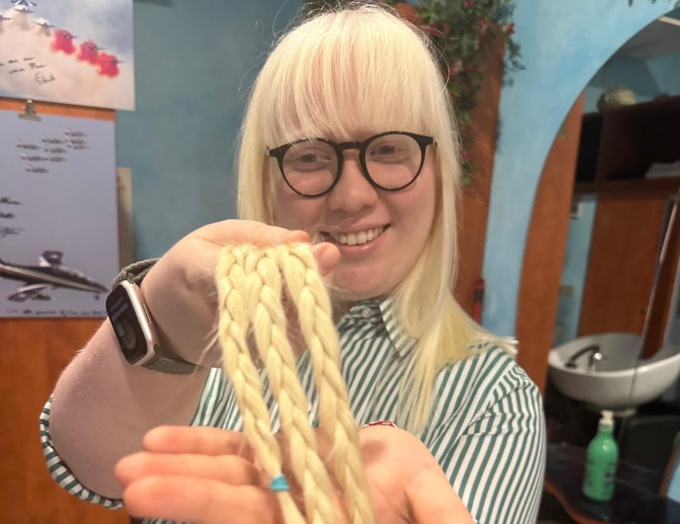 Si taglia le lunghe trecce per aiutare i malati oncologici