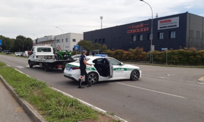 Schianto tra una moto e un furgone: strada chiusa e centauro in ospedale