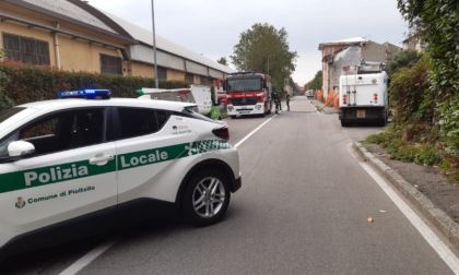 Incendio in un capannone sulla Rivoltana: sul posto i vigili del fuoco