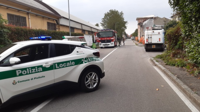 Incendio in un capannone sulla Rivoltana: sul posto i vigili del fuoco