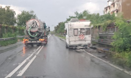 Camper perde una ruota sulla Sp13 e resta fermo a bordo strada