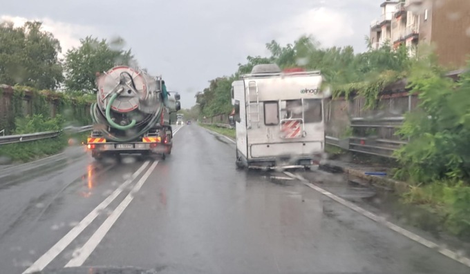 Camper perde una ruota sulla Sp13 e resta fermo a bordo strada