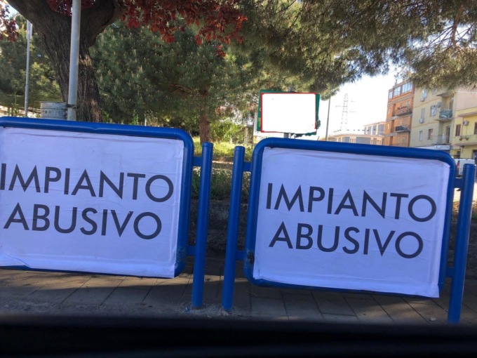Troppi cartelloni pubblicitari (e spesso abusivi): scatta la moratoria