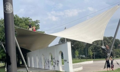 Ragazzi si arrampicano sul tetto della tensostruttura del parco