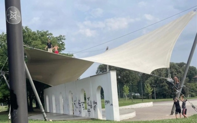 Ragazzi si arrampicano sul tetto della tensostruttura del parco