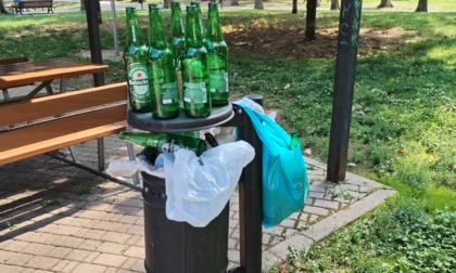 Feste alcoliche nei parchi nonostante i divieti: "Vanno chiusi di notte"