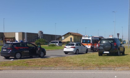 Non si ferma alla rotatoria e centra un'auto in transito, mandandola fuori strada