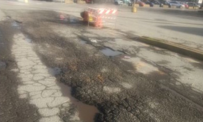 Finalmente si interviene alla stazione: si mette mano a una parte del parcheggio