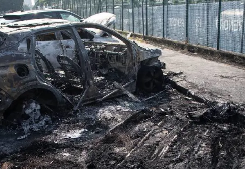 Pompiere morto nell’incendio della sua auto: camera ardente in caserma