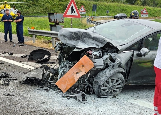Auto contro il guardrail in Tangenziale Est: interviene l’elisoccorso