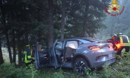 Auto precipita per trenta metri e si schianta contro un albero
