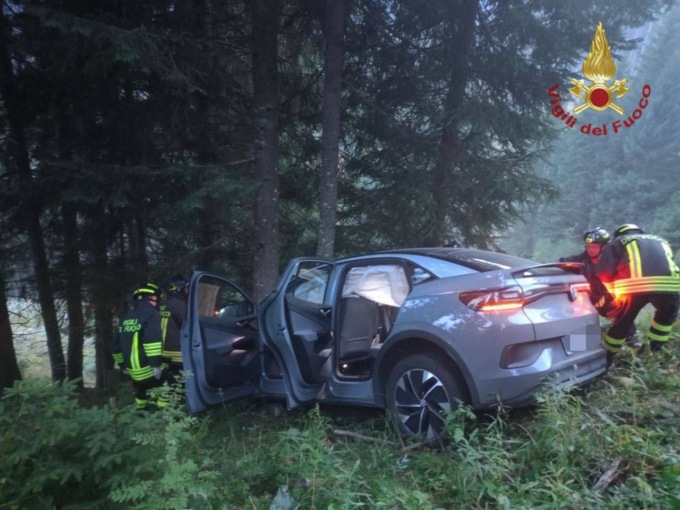 Auto precipita per trenta metri e si schianta contro un albero