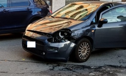Ragazzino senza patente prende la moto della mamma, fa un incidente e scappa: beccato dalla Polizia Locale