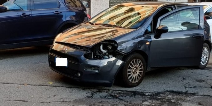 Ragazzino senza patente prende la moto della mamma, fa un incidente e scappa: beccato dalla Polizia Locale