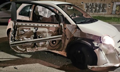 Moto sorpassa a destra un'auto, poi lo schianto contro la fiancata: tre feriti