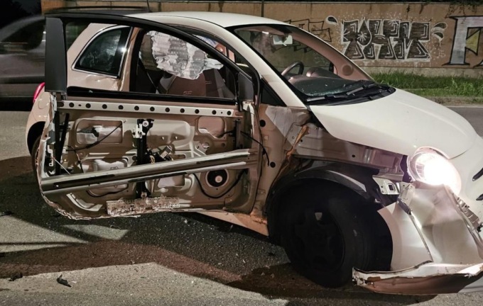 Moto sorpassa a destra un’auto, poi lo schianto contro la fiancata: tre feriti