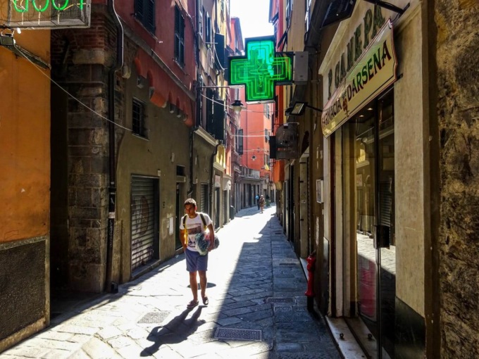 Croce luminosa a LED: simbolo moderno per la segnaletica delle farmacie